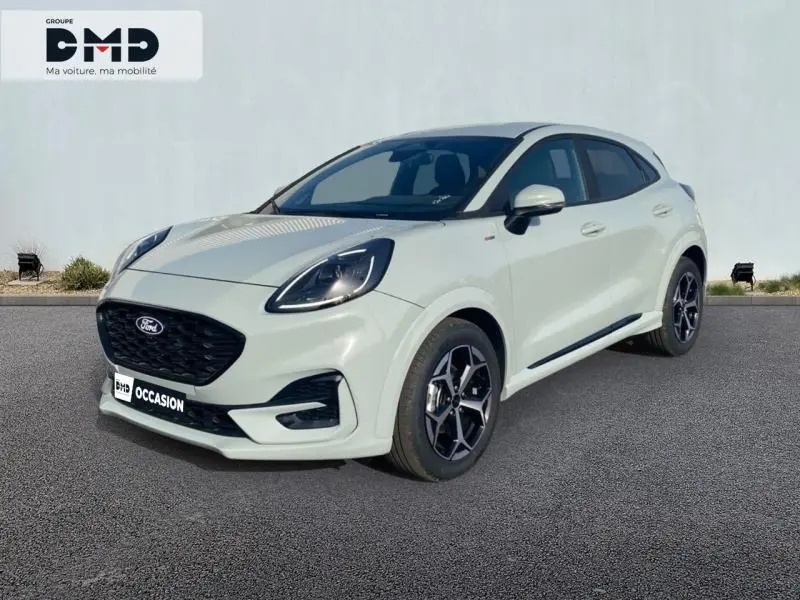 Ford Puma gris Cactus en 3/4 avant droit, avec calandre noire et jantes alliage noires distinctives.