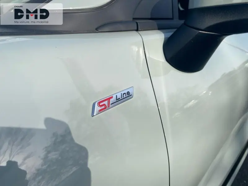 Gros plan sur l'aile avant droite gris Cactus d'un Ford Puma 2026 avec logo ST Line et rétroviseur noir.