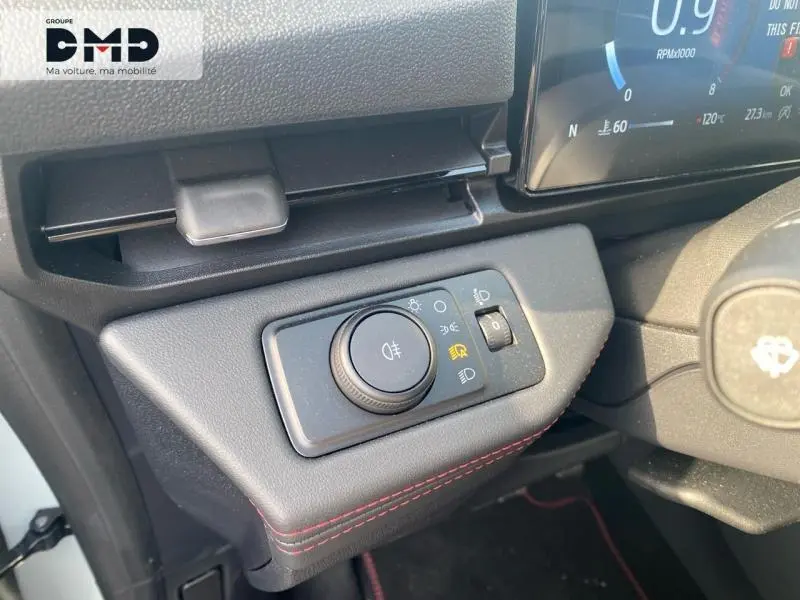 Détail du tableau de bord côté gauche avec commande des phares sur Ford Puma Gris Cactus 2026.
