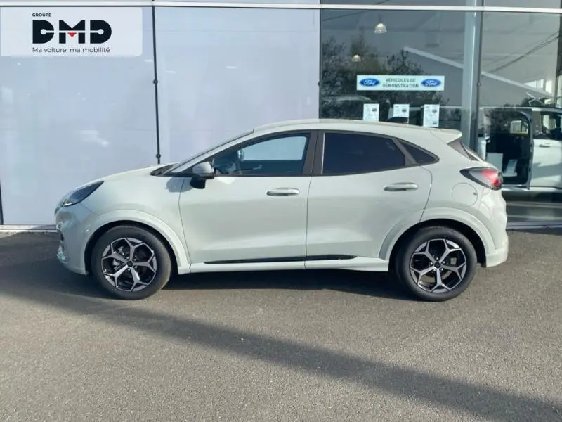 Profil droit du Ford Puma gris Cactus 2026 avec jantes alliage et vitres arrière surteintées.