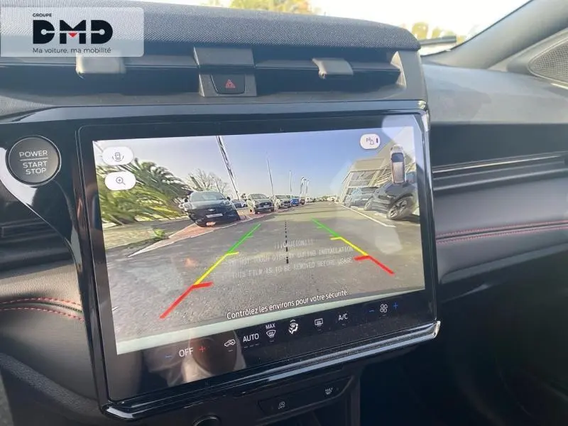 Vue rapprochée de l’écran tactile central affichant la caméra de recul dans un Ford Puma gris Cactus.