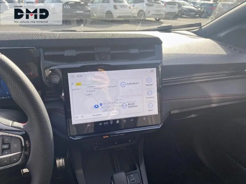 Intérieur avant du Ford Puma gris Cactus 2026, écran tactile central avec navigation et volant multifonction visible.