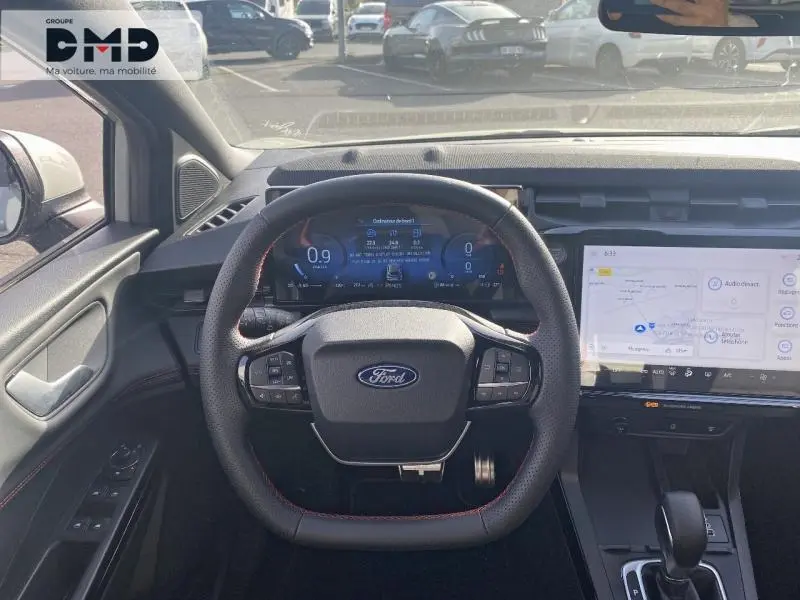 Vue intérieure centrée sur le volant multifonction et l'écran tactile du Ford Puma 2026, finition ST-Line S&S.