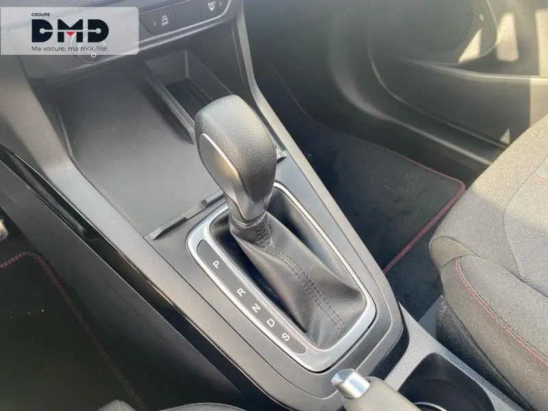 Gros plan sur le levier de vitesses automatique noir et argenté dans l’habitacle du Ford Puma gris Cactus.