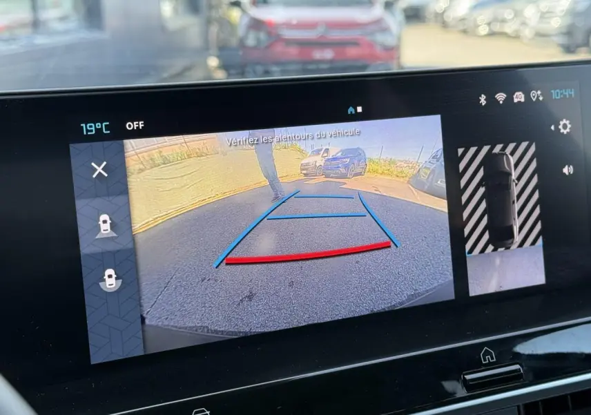Affichage de la caméra de recul du Citroën C4 X noir Perla montrant l'arrière et les lignes de guidage colorées.