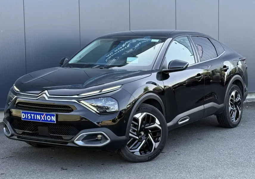 Citroën C4 X noir Perla en 3/4 avant droit, avec jantes alliage diamantées et signature lumineuse LED en V.