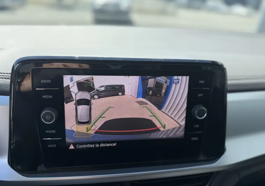 Écran multimédia du Volkswagen T-Roc gris pyrite affichant la caméra de recul avec guidage de trajectoire.