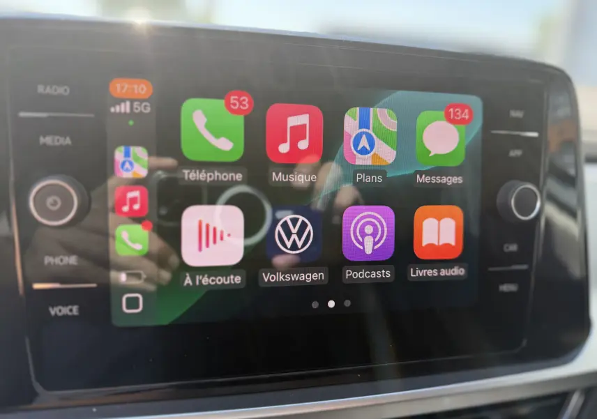 Écran tactile central du Volkswagen T-Roc 1.5 TSI 150 DSG7 gris pyrite, affichant les applications connectées.