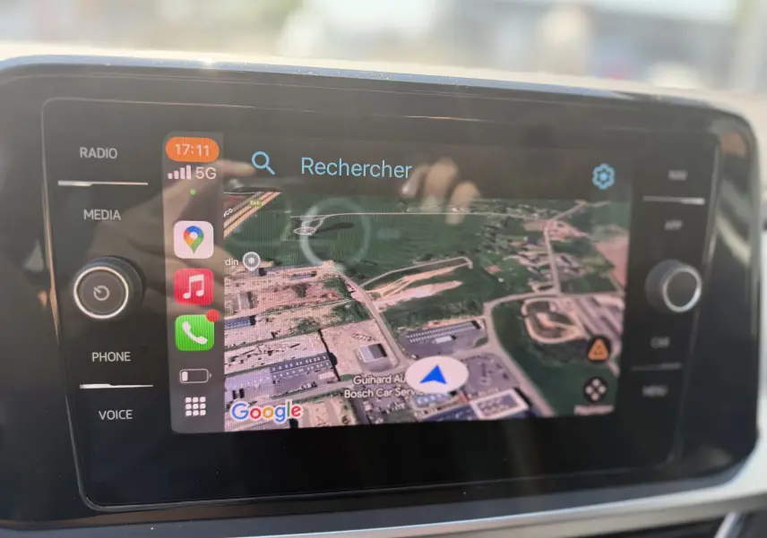 Écran tactile central du Volkswagen T-Roc 2025 affichant une carte Google Maps en vue satellite avec interface multimédia.