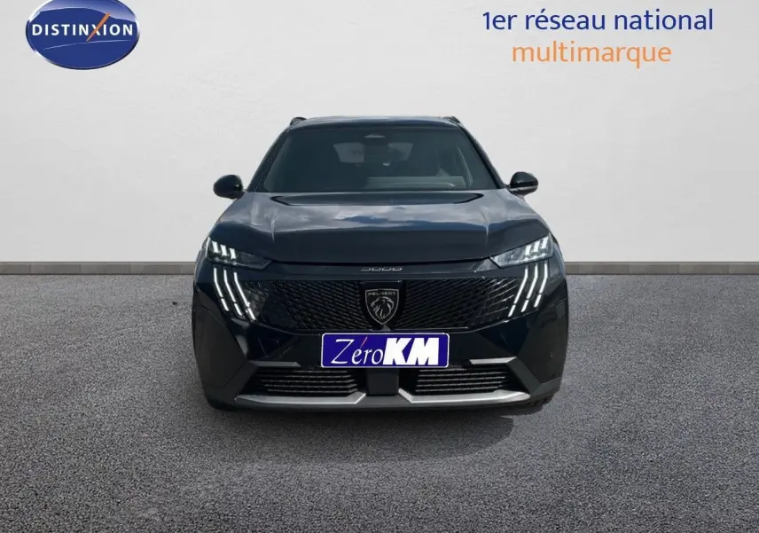 Vue frontale d'un Peugeot 5008 noir perle métal 2025 avec feux LED distinctifs et calandre imposante.