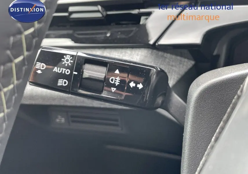 Gros plan sur la commande des feux et clignotants du Peugeot 5008 noir perle métal, intérieur moderne et épuré.