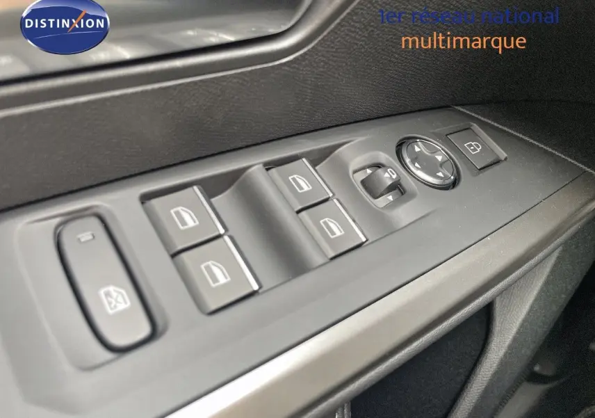 Commande des vitres électriques et réglage des rétroviseurs côté conducteur du Peugeot 5008 noir perle métal 2025 hybride.