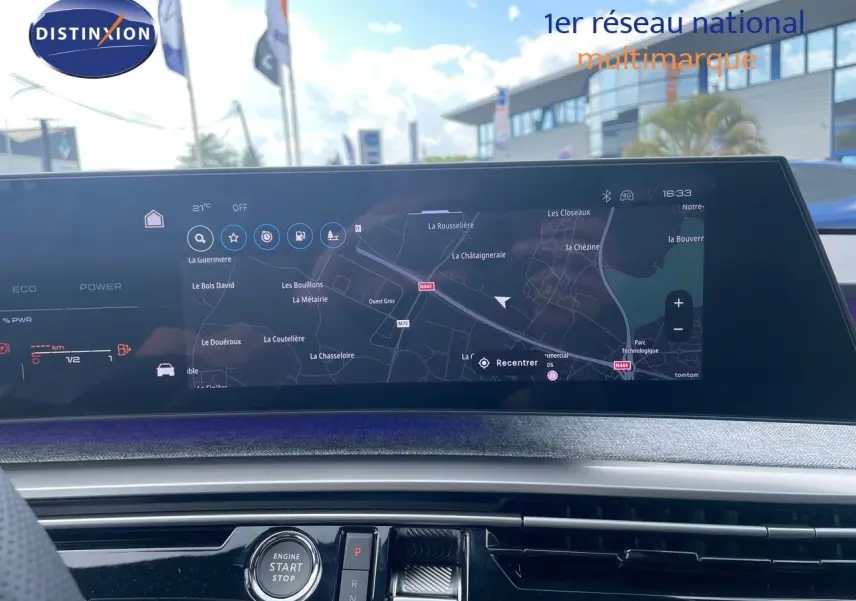 Tableau de bord du Peugeot 5008 Hybrid 136ch GT 2025 avec écran tactile de navigation et bouton start/stop.
