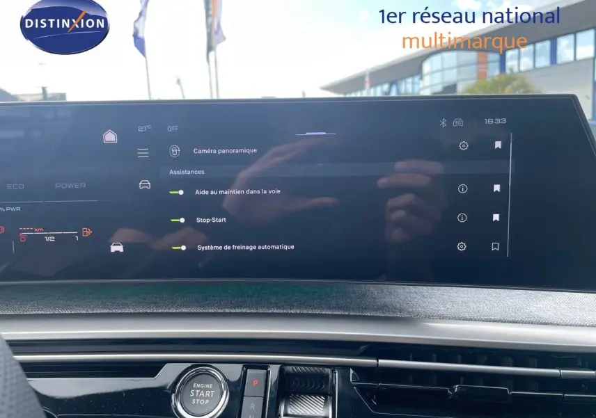 Écran tactile central du Peugeot 5008 Hybrid 136ch GT 2025 affichant les aides à la conduite, intérieur moderne.