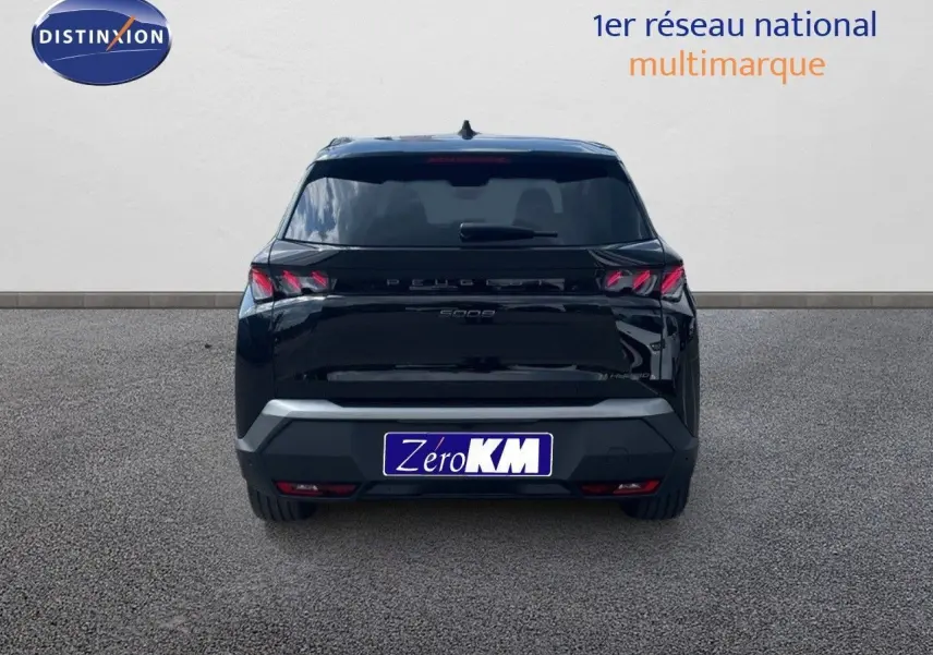 Vue arrière du Peugeot 5008 Hybrid 136ch GT noir perle métal avec feux LED distinctifs et plaque Zero KM.