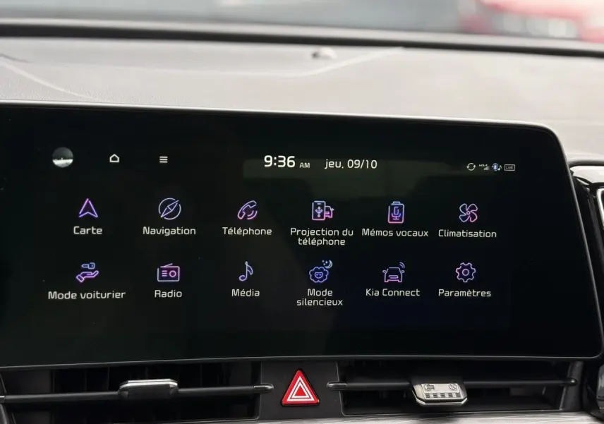 Écran tactile 12,3 pouces du Kia Sportage 2025 affichant les options de navigation et multimédia.