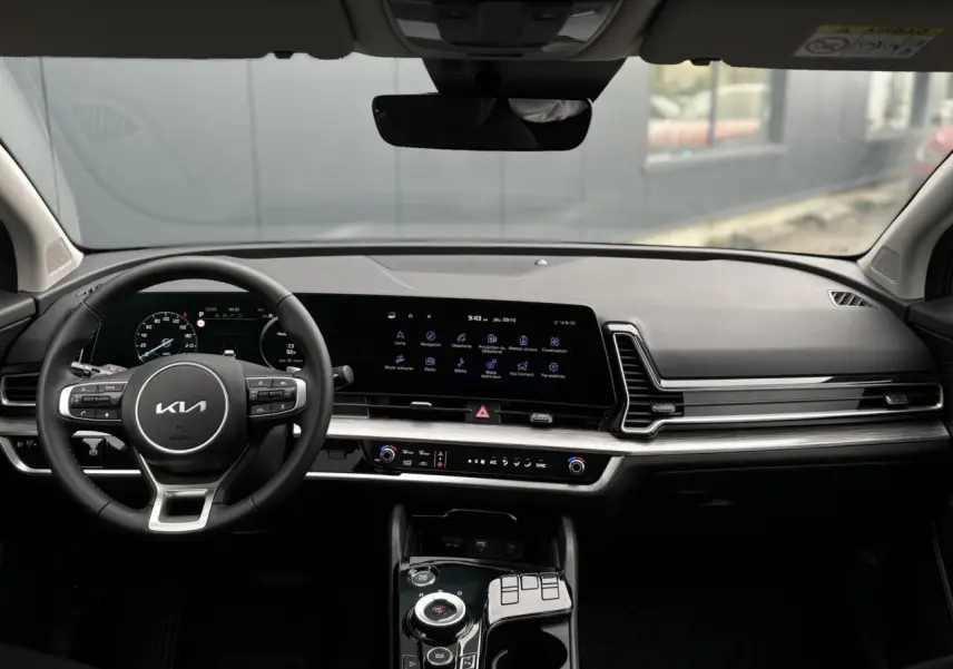 Vue intérieure du tableau de bord du Kia Sportage 2025 avec volant cuir et écran tactile 12,3 pouces.