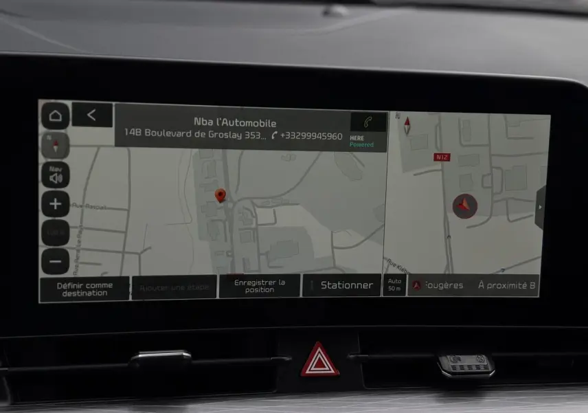 Écran tactile 12,3 pouces du GPS intégré du Kia Sportage gris perle, affichant une carte de navigation détaillée.