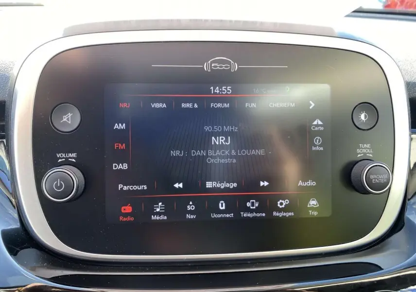 Écran tactile central du système multimédia de la Fiat 500X 2019 affichant la radio NRJ en mode FM.