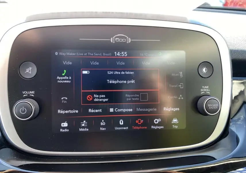 Écran tactile central du tableau de bord de la Fiat 500X 2019 affichant l'interface téléphone connectée.