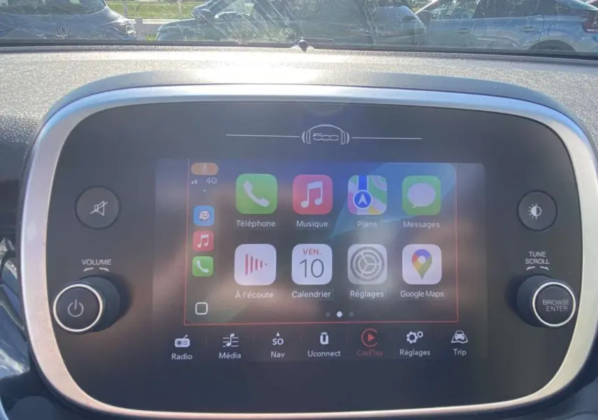 Écran tactile central du système multimédia FIAT 500X 2019 affichant Apple CarPlay avec commandes autour.