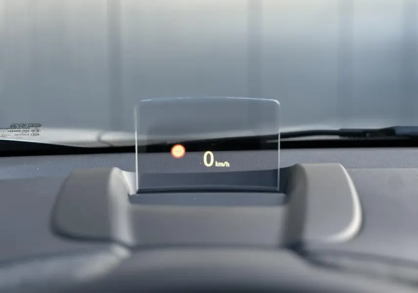 Affichage tête haute digital montrant la vitesse à 0 km/h sur le tableau de bord gris du Citroën C3 Aircross.