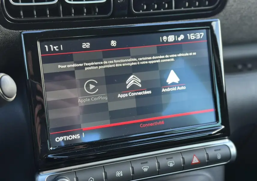 Écran tactile central du tableau de bord du Citroën C3 Aircross 2024 avec interface Apple CarPlay et Android Auto.