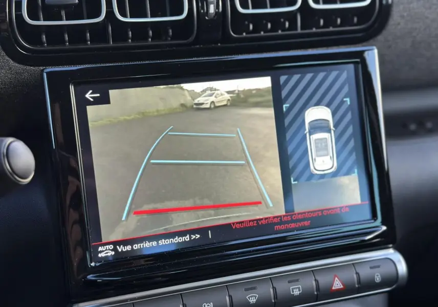 Écran tactile central montrant la caméra de recul avec guidage, intérieur noir du Citroën C3 Aircross 2024.