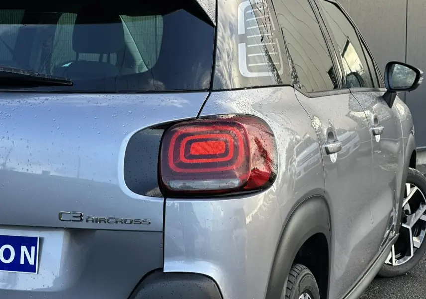 Vue arrière 3/4 droit du Citroën C3 Aircross gris Artense avec feux arrière LED et jantes alliage 17 pouces.