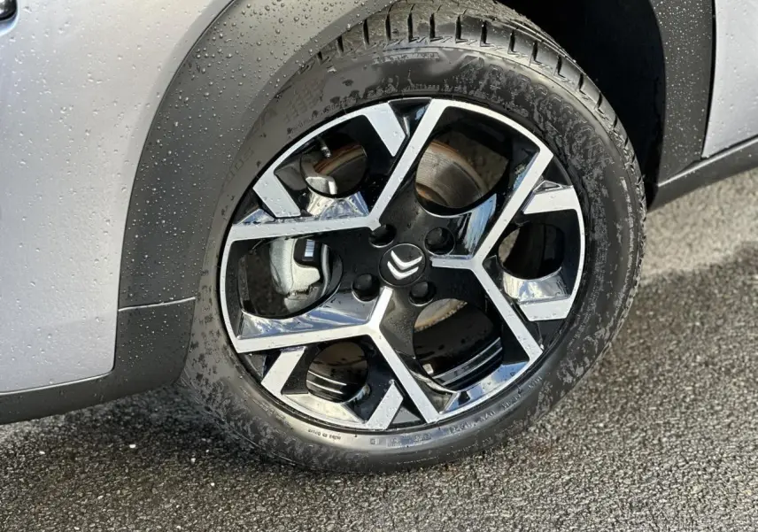 Gros plan sur la jante alliage 17'' Origami diamantée noire et argentée du Citroën C3 Aircross gris Artense.