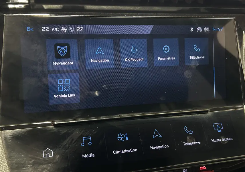 Écran tactile central de la Peugeot 308 rouge 2024 montrant les options Navigation, Téléphone et MyPeugeot.