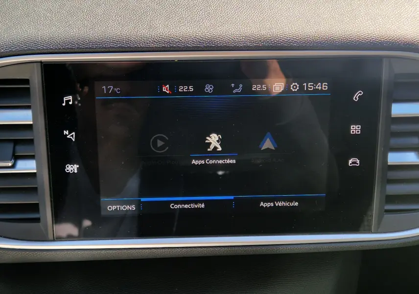 Écran tactile central du tableau de bord de la Peugeot 308 SW noir, affichant les options de connectivité et applications.