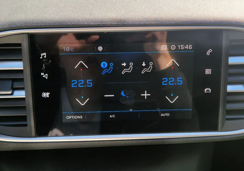 Écran tactile central de la Peugeot 308 SW 2021 affichant la climatisation réglée à 22,5°C en mode automatique.