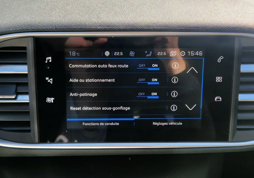 Écran tactile central du tableau de bord de la Peugeot 308 SW noir, affichant les réglages d’aides à la conduite.