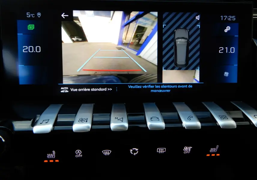 Vue de l'écran multimédia du Peugeot 508 SW noir, affichant la caméra de recul et les commandes tactiles de climatisation.