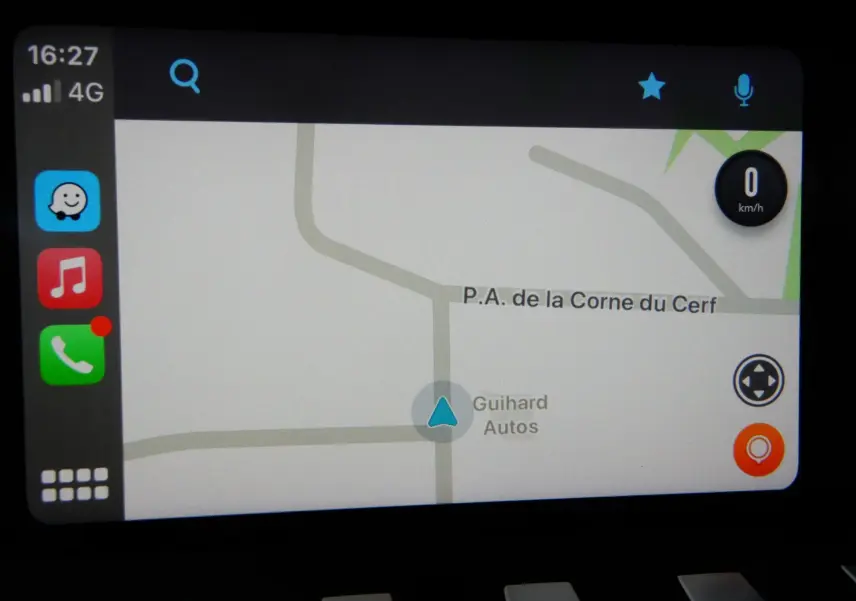 Écran tactile du système de navigation de la Peugeot 508 SW Allure noir, affichant une carte avec itinéraire.