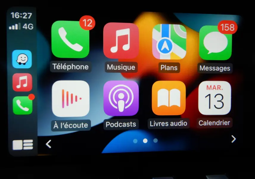 Écran tactile intérieur de la Peugeot 508 SW noir Perla Nera affichant les applications Apple CarPlay en mode connecté.