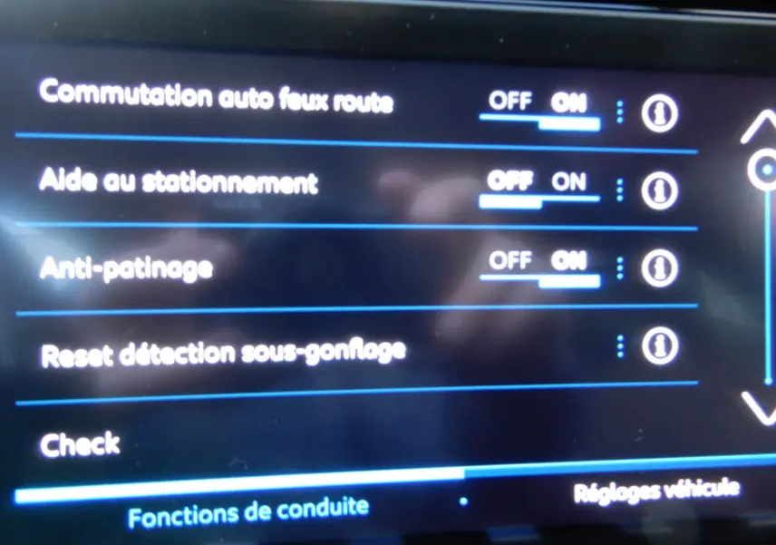 Écran tactile intérieur du Peugeot 508 SW noir, affichant les réglages des aides à la conduite activées.