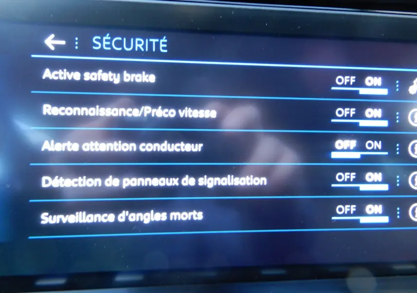 Écran de configuration des aides à la conduite du Peugeot 508 SW Allure noir, affichant les options sécurité activées.
