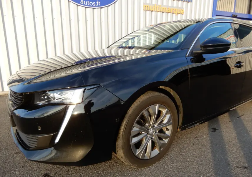Vue 3/4 avant gauche d'une Peugeot 508 SW Allure noire avec phares LED et jantes alliage visibles.