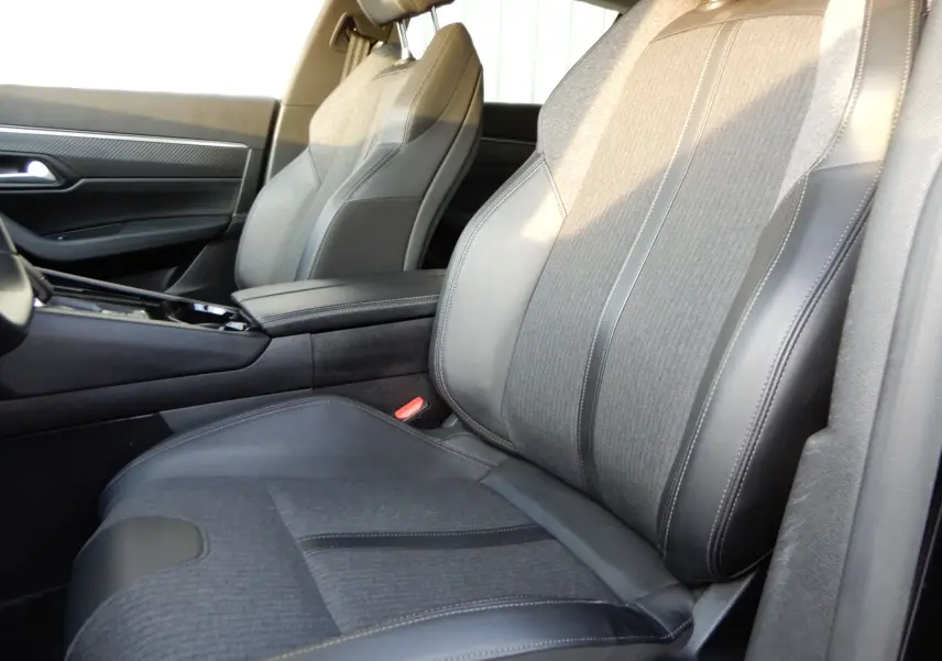 Vue rapprochée des sièges avant en tissu et cuir noir de la Peugeot 508 SW Allure 2020, côté droit intérieur.