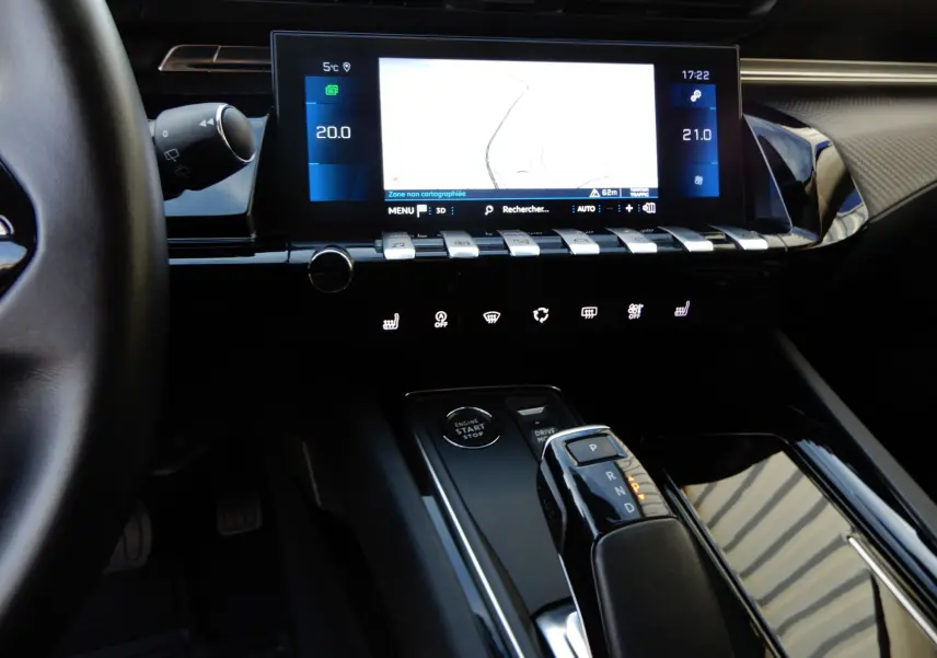 Intérieur du Peugeot 508 SW noir Perla Nera, vue sur la console centrale avec écran tactile et levier de boîte automatique.