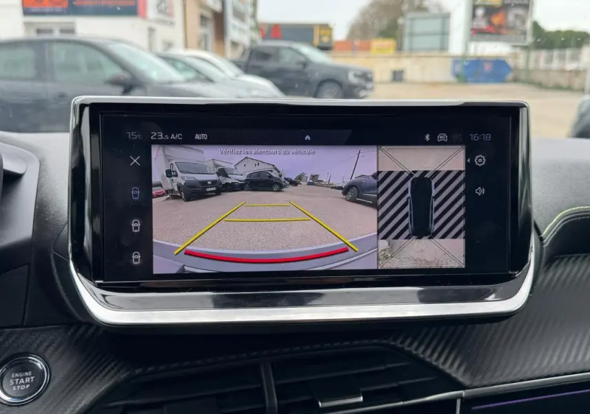 Écran tactile intérieur montrant la caméra de recul et l'affichage 360° du Peugeot 208 gris, tableau de bord moderne.