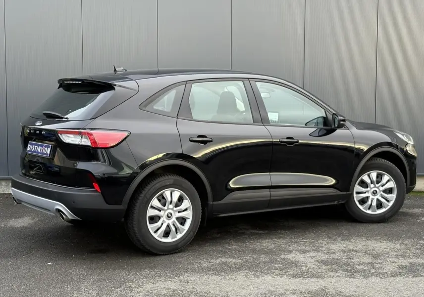 Vue latérale droite du Ford Kuga 2024 noir Obsidien, soulignant ses lignes fluides et ses jantes argentées.