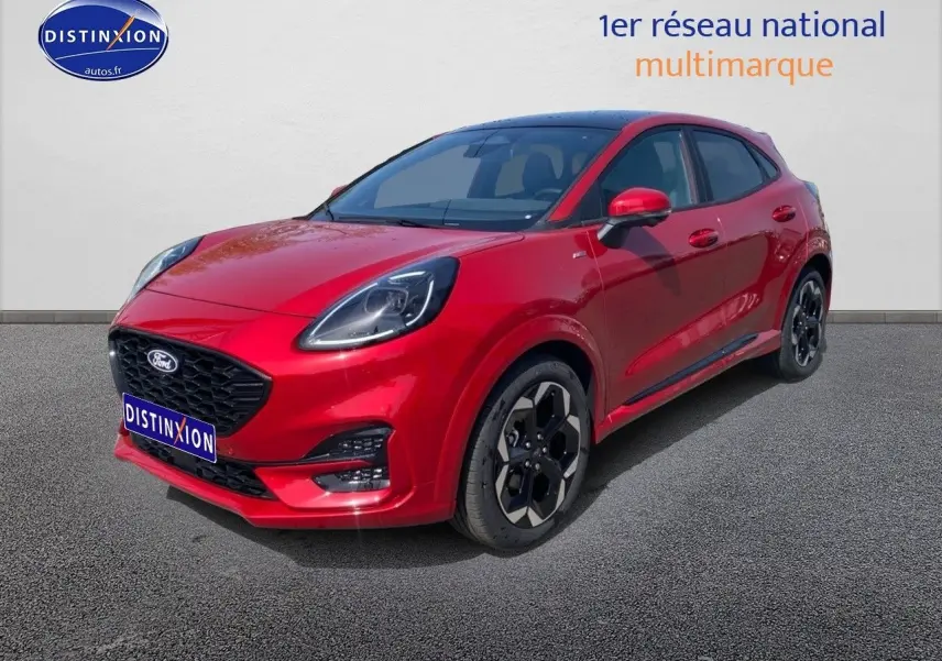 Ford Puma rouge métallisé vu en 3/4 avant droit, avec jantes alliage noires et toit ouvrant panoramique.