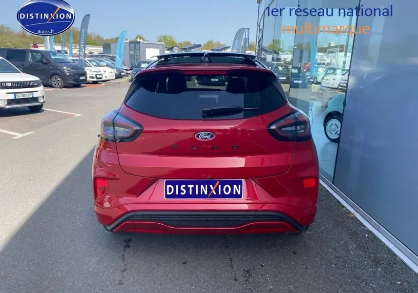 Vue arrière d'une Ford Puma rouge métallisée avec feux arrière LED et lunette arrière surteintée.