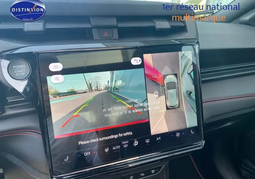 Vue rapprochée de l'écran tactile intérieur du Ford Puma rouge, affichant la caméra de recul et la vue à 360 degrés.