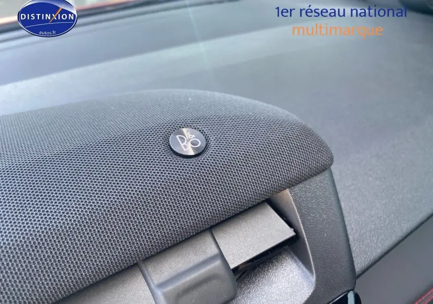 Gros plan sur l'enceinte B&O intégrée au tableau de bord du Ford Puma rouge 2026, finition ST-Line X.