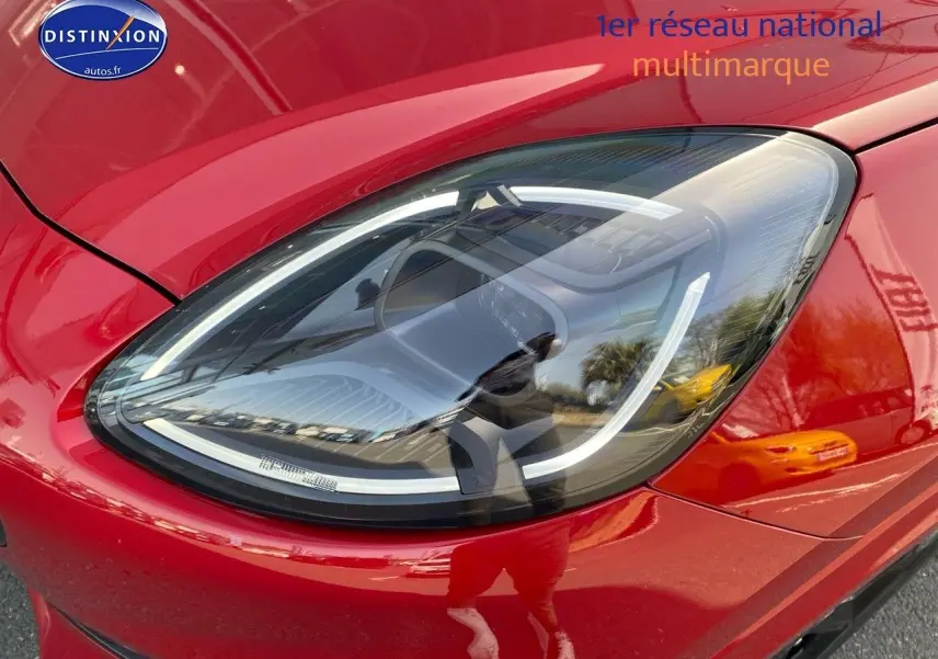 Gros plan sur le phare avant droit d’une Ford Puma rouge Fantastic Métallisée Premium avec éclairage LED distinctif.