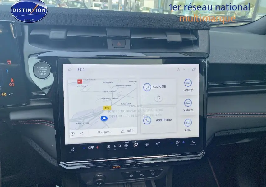 Vue intérieure centrée sur l'écran tactile du tableau de bord du Ford Puma 2026 avec détails de navigation et commandes clim.